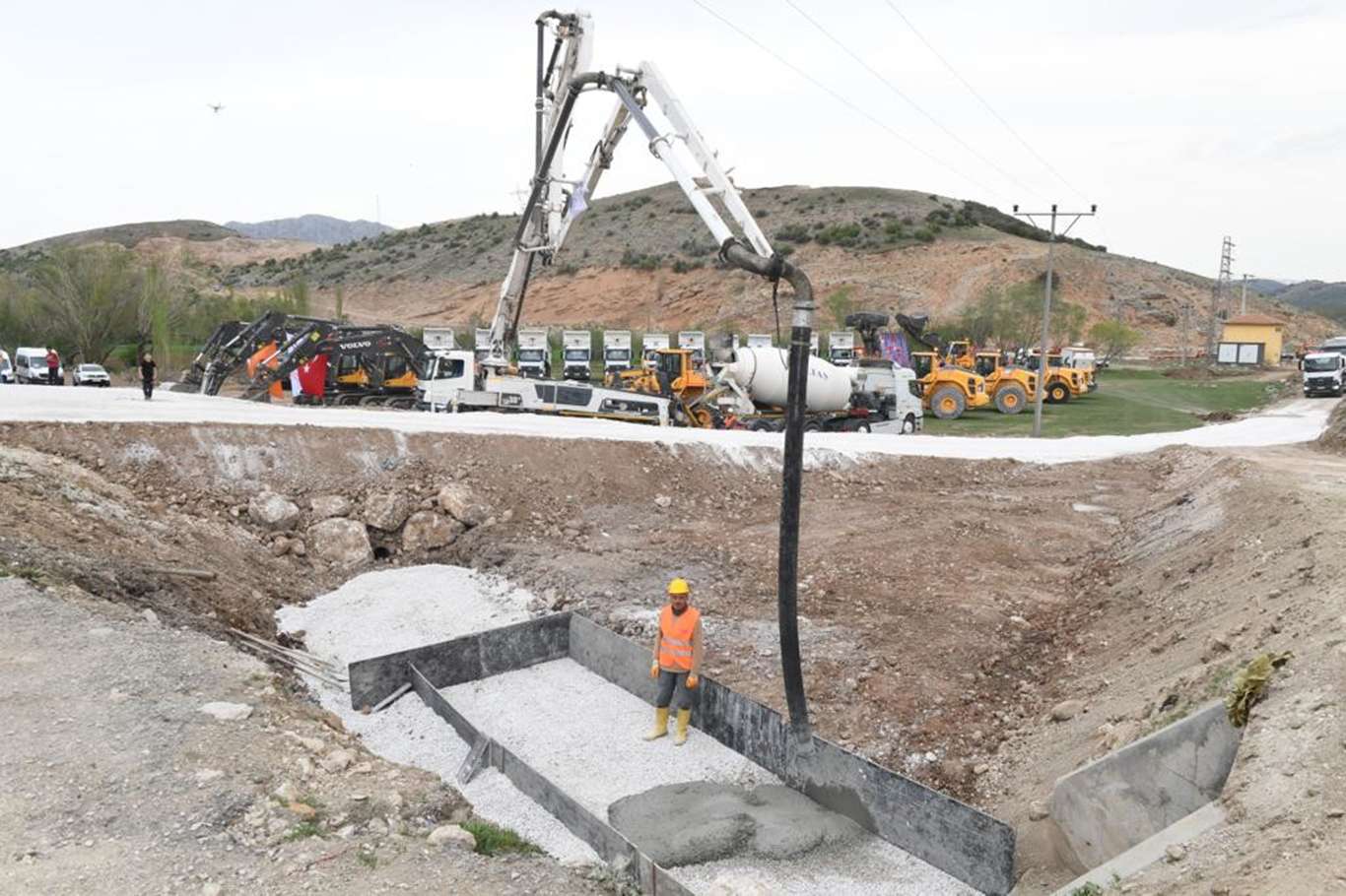 Taşkapı-Yeşilbağ-Ağlasun yolu bitümlü sıcak kaplamalı olarak yenileniyor Taşkapı-Yeşilbağ-Ağlasun yolu bitümlü sıcak kaplamalı olarak yenileniyor